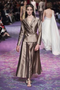 defile-dior-printemps-ete-2020-paris-look-24.thumb.jpg.a838b8fe2b34c5e956cb505255dafe6c.jpg