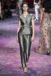 defile-dior-printemps-ete-2020-paris-look-38.thumb.jpg.cd46b0c63131762dfb8a52955154508d.jpg