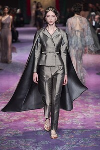defile-dior-printemps-ete-2020-paris-look-49.thumb.jpg.c99da817b6f659d07f9f6072b1520efb.jpg