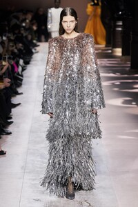 defile-givenchy-printemps-ete-2020-paris-look-24.thumb.jpg.35175f1123bb8006b774d8c51ee00db5.jpg