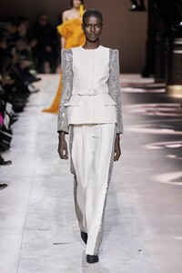 defile-givenchy-printemps-ete-2020-paris-look-25.thumb.jpg.89cd58a97d1e8e4083e3be168a7d7ef7.jpg