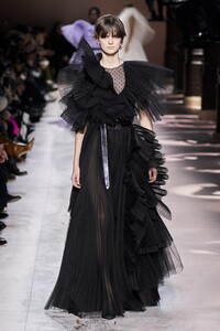 defile-givenchy-printemps-ete-2020-paris-look-27.thumb.jpg.f62506987cee155684982a5b8fd581c6.jpg