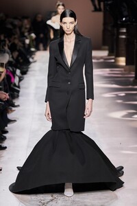 defile-givenchy-printemps-ete-2020-paris-look-33.thumb.jpg.5822cf01a0d11dbeb4291fbf33571557.jpg