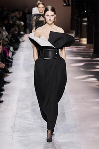 defile-givenchy-printemps-ete-2020-paris-look-34.thumb.jpg.65fd6f3fa6f310b9c74fef8a819b1482.jpg