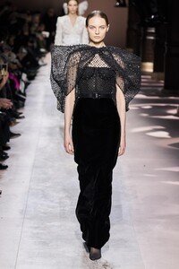 defile-givenchy-printemps-ete-2020-paris-look-35.thumb.jpg.41f36250706a12e28c49391d8a2ba530.jpg
