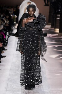 defile-givenchy-printemps-ete-2020-paris-look-39.thumb.jpg.3d2bc5ad68f144ba748b687567607c8a.jpg