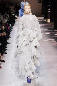 defile-givenchy-printemps-ete-2020-paris-look-6.thumb.jpg.9d37948f2111e7ace6c350132391cb57.jpg