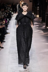 defile-givenchy-printemps-ete-2020-paris-look-9.thumb.jpg.61bb6170ec91d96b142cb5d6cafd6f4c.jpg