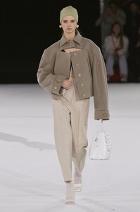 defile-jacquemus-automne-hiver-2020-2021-paris-look-18.thumb.jpg.21a8095ec2b9de27c4a5bbbb7452ad2b.jpg
