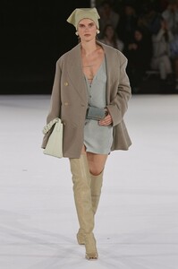 defile-jacquemus-automne-hiver-2020-2021-paris-look-24.thumb.jpg.2595c33721ec276ea8cd0316a2851a3c.jpg