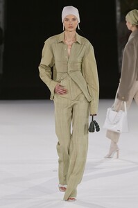 defile-jacquemus-automne-hiver-2020-2021-paris-look-27.thumb.jpg.66679de0283c3dd28b160e27d0914b6f.jpg