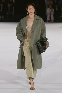 defile-jacquemus-automne-hiver-2020-2021-paris-look-28.thumb.jpg.524a2e8637c43b3911b3f655c502831e.jpg