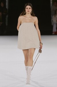 defile-jacquemus-automne-hiver-2020-2021-paris-look-53.thumb.jpg.f453f85ea9341178a649124baf9ef10f.jpg