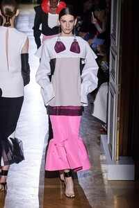 defile-valentino-printemps-ete-2020-paris-look-11.thumb.jpg.a279c0e36b41e019adf7d18d89fac7ac.jpg