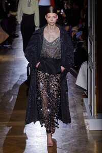 defile-valentino-printemps-ete-2020-paris-look-17.thumb.jpg.984934815292ed074508ea92b033654b.jpg