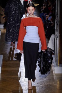 defile-valentino-printemps-ete-2020-paris-look-18.thumb.jpg.8c49277297c65bc0eb2468eb501b5216.jpg