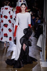 defile-valentino-printemps-ete-2020-paris-look-20.thumb.jpg.12c03cf9165fd4661449bdff5375e413.jpg