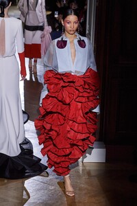 defile-valentino-printemps-ete-2020-paris-look-21.thumb.jpg.7e99a69cf2b4622d36fa5c633f676041.jpg