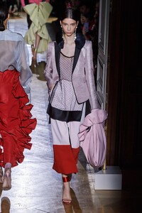 defile-valentino-printemps-ete-2020-paris-look-22.thumb.jpg.7bf04f1096b06ab85b3803b29f87b374.jpg