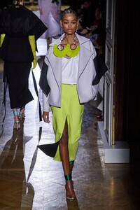 defile-valentino-printemps-ete-2020-paris-look-25.thumb.jpg.6bd7bc193d41d5fd1ffcdf107b83661b.jpg