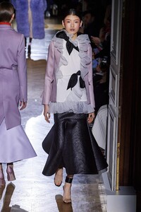 defile-valentino-printemps-ete-2020-paris-look-27.thumb.jpg.a5ed7226c7b01f294df2f2d6a93e191f.jpg