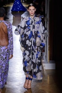 defile-valentino-printemps-ete-2020-paris-look-32.thumb.jpg.e71ed288d3042d2d62ee0add115c5e0a.jpg