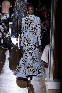 defile-valentino-printemps-ete-2020-paris-look-36.thumb.jpg.2b6e7528aa8c026941b113d1743eca58.jpg