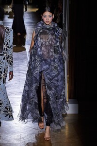 defile-valentino-printemps-ete-2020-paris-look-37.thumb.jpg.32a4bbfd7d9f97cc5b3abd938e2e6334.jpg