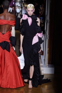 defile-valentino-printemps-ete-2020-paris-look-43.thumb.jpg.5b26e16eadd683488486900c3ebd0971.jpg