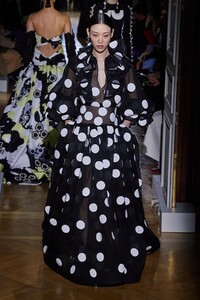 defile-valentino-printemps-ete-2020-paris-look-49.thumb.jpg.c090bc99e084e5d493326e40f8024e7c.jpg