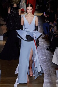 defile-valentino-printemps-ete-2020-paris-look-52.thumb.jpg.07f6971e86d23864d72a59185aafc6ab.jpg