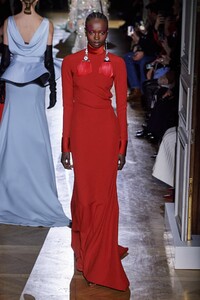 defile-valentino-printemps-ete-2020-paris-look-53.thumb.jpg.46b8316965bde2fb1eb0af9edd58046f.jpg