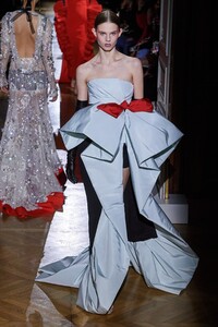 defile-valentino-printemps-ete-2020-paris-look-55.thumb.jpg.210c3078666a68db6a4575a4b806a7dc.jpg