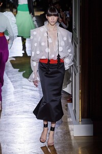 defile-valentino-printemps-ete-2020-paris-look-6.thumb.jpg.6a19e418a1728b590fa693e080cecfac.jpg
