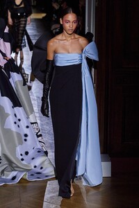 defile-valentino-printemps-ete-2020-paris-look-62.thumb.jpg.395b0fa3ee792f78540cf14e0b357f6e.jpg