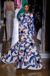 defile-valentino-printemps-ete-2020-paris-look-67.thumb.jpg.8ab463d032b0dc89a3bda47ae4126f48.jpg