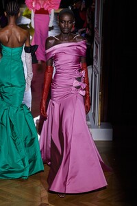 defile-valentino-printemps-ete-2020-paris-look-69.thumb.jpg.93637f4f641cf8ac336ef780b2fdd99f.jpg