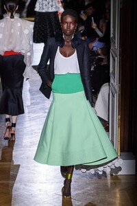 defile-valentino-printemps-ete-2020-paris-look-7.thumb.jpg.85095992d8b0f9a63966d94cc85c4e6f.jpg