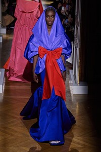 defile-valentino-printemps-ete-2020-paris-look-73.thumb.jpg.99620d499b58855f4ea433a8e9997b42.jpg