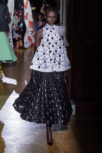 defile-valentino-printemps-ete-2020-paris-look-8.thumb.jpg.5cf550051b35d76fb8cee0d7744974fd.jpg