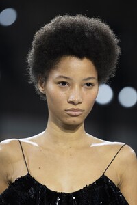 detail-defile-alexandre-vauthier-printemps-ete-2020-paris-detail-10.thumb.jpg.78acb1ca577490e764c93c2799d85495.jpg