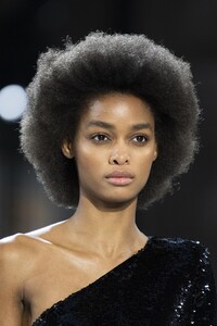 detail-defile-alexandre-vauthier-printemps-ete-2020-paris-detail-19.thumb.jpg.3d6edde19438b3b7ba46d06e569dff90.jpg