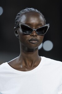 detail-defile-alexandre-vauthier-printemps-ete-2020-paris-detail-52.thumb.jpg.885156d37f0e2d94c23404afa86adcce.jpg
