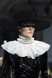 detail-defile-alexandre-vauthier-printemps-ete-2020-paris-detail-97.thumb.jpg.ed9bd9542abcd249ad4dd8bf6ad756bf.jpg