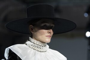 detail-defile-alexandre-vauthier-printemps-ete-2020-paris-detail-98.thumb.jpg.c89bd946ef9f404a674a0af03062d7a3.jpg