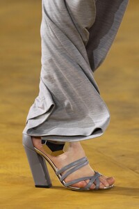 detail-defile-burberry-printemps-ete-2020-londres-detail-124.thumb.jpg.ee1403589c5e60825004d681c6f8e8b5.jpg