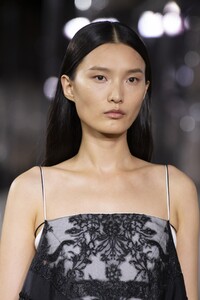detail-defile-burberry-printemps-ete-2020-londres-detail-19.thumb.jpg.29c1068403f809b21a30e2178722009b.jpg