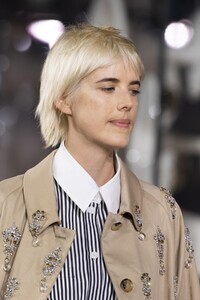 detail-defile-burberry-printemps-ete-2020-londres-detail-60.thumb.jpg.872adea65e0980267e0b79c7dc4ac785.jpg