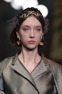 detail-defile-dior-printemps-ete-2020-paris-detail-123.thumb.jpg.54e6a682703c8dc84249b1fec1c5aac8.jpg