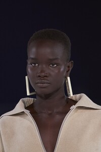 detail-defile-jacquemus-automne-hiver-2020-2021-paris-detail-33.thumb.jpg.3f414c1a7fac819a710eac8f4de30f8f.jpg